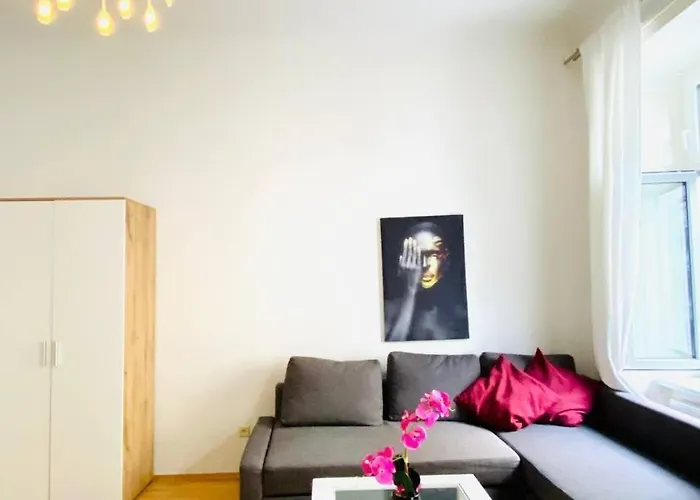 Comfortable 2br 10 Min Transport To Stadthalle *